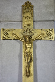 Crucifijo de bronce dorado, potenzas caladas. Alto: 40 cm.