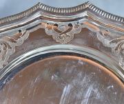Diez platos estilo Luis XIV, de plata de la casa Ricciardi, borde ondulado y cincelado. Diámetro: 24 cm. Peso: 5,030 kg.