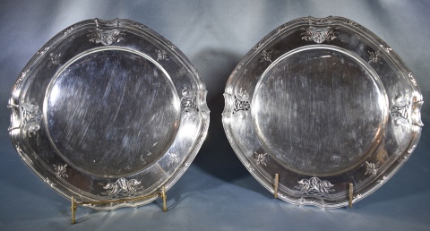 Par de masiteros de plata francesa, decoración de calados, platero Claude Doutre roussel. Peso 1,018 kg.