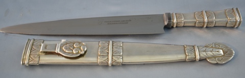 Cuchillo de cintura del platero C. Vidal. Hoja Solingen de 30.5 cm. Largo total: 46.5 cm.