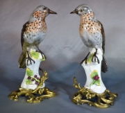 Dos aves de porcelana alemana sobre bases de bronce, averías. Alto: 29.3 cm.