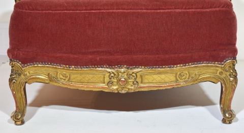 Par de bergeres estilo Luis XV, tapizados en pana bordó.