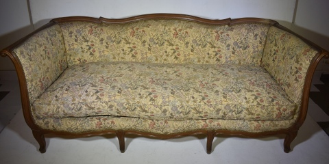 Sofá estilo Luis XV, tres cuerpos, tapizado floreado. Frente: 1, 94 cm. Prof.: 78 cm.