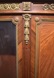 Biblioteca estilo Luis XVI, aplicaciones de bronce dorado. Alto: 117,5 cm. Frente: 188 cm. Prof.: 40 cm.