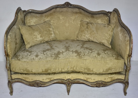 Canape estilo Luis XV tapizado en seda.