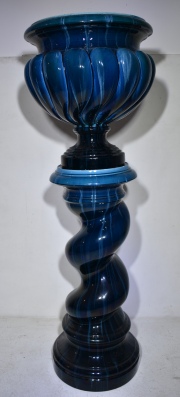 Cache Pot con pedestal de cerámica azul J.Massier Alto total 165 cm.