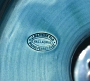 Cache Pot con pedestal de cerámica azul J.Massier Alto total 165 cm.