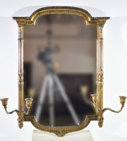 Espejo estilo Regency con dos apliques de dos velas. Alto: 86 cm. Frente 74 cm.