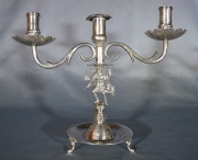 Par candelabros de plata, dos brazos y 3 velas. Restauros. Alto: 29 cm. Frente: 35 cm. Peso: 2,687 kg.