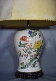 VASO CHINO, de porcelana blanca con decoración polícroma de rameados, flores y aves.Con instalación para lámpara. 25 cm.