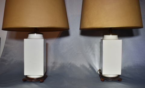 Dos lámparas de formato cuadrangular, bases de madera. Alto vasos: 29 cm. Alto total: 56 cm.