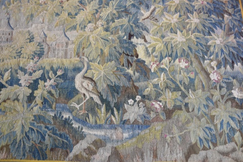 Tapicería Verdure, paisaje con bosque y aves. Mide: 253 x 286 cm.