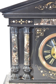 Reloj de chimenea de mármol. Alto: 44 cm. Frente: 51 cm. Francia, fines siglo XIX.