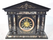 Reloj de chimenea de mármol. Alto: 44 cm. Frente: 51 cm. Francia, fines siglo XIX.