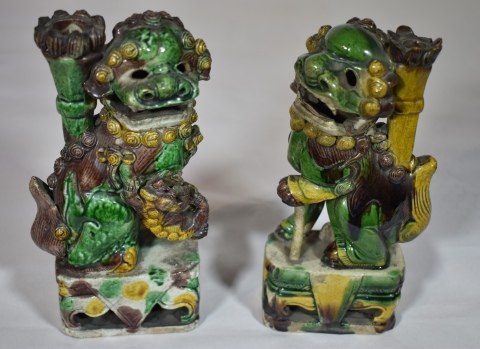 Par Perros de fo. Incensarios chinos con esmalte verde y ocre. Cachaduras. Alto: 19 cm.