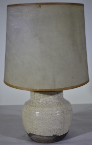 Lámpara globular, cerámica craquelada con pantalla. Alto 17 cm. y alto total 44 cm.
