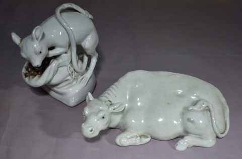 Dos Piezas. Buey y Ardilla, figuras porcelana blanc de chine, con cascaduras y averías.