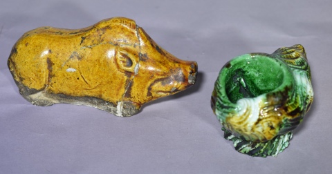 JABALI y CARACOL, dos piezas de cerámica. El primero con esmalte ocre, restaurado. Largo: 11,5 y 7,5 cm.