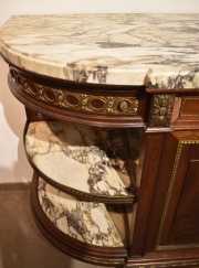 Aparador estilo Luis XVI, tapa de mármol, aplicaciones. de bronce. Estante con averías. Alto: 100,5 cm. Frente: 227 cm.