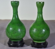 Par de vasos chinos, globulares de esmalte verde. roturas y perforación para transf. en lámparas. Alto: 23 cm.