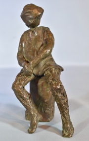 Niña sentada, escultura de bronce patinado. Alto: 16 cm.