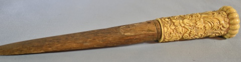 Cortapapel, hoja de madera. Cabo tallado con escudo heráldico. Largo mango: 10 cm. Largo total: 30 cm.