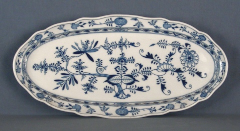 Bandeja oval porcelana Meissen modelo de la cebolla, con esmalte azul. Largo 61 cm.