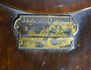MESA AUXILIAR SUECA, de madera de caoba. Cachet de bronce de la casa Nordiska Kompaniet. Restauros. Alto: 60 cm. Diámetr