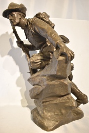 Malvolti, Angiolo 'Alpino in Vedetta', escultura de bronce. Fusil con desperfecto. Alto: 55,6 cm.