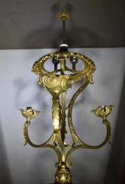 Araña de bronce dorado y opalina con angelitos. Pequeña avería. Alto 82 cm. Tres tulipas, 1 restaurada.  