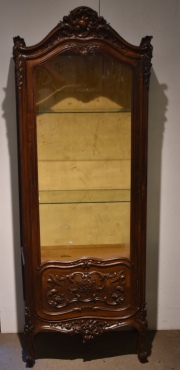 Vitrina italiana, con estantes en vitrea. Alto: 186 cm. Frente: 66 cm. Prof: 44 cm.