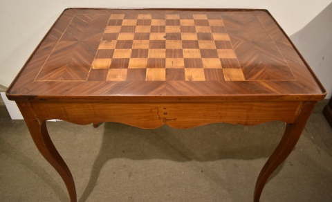 Mesa de juego estilo frances. Para ajedrez y backgammon. Un cajón.