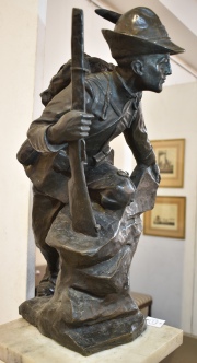 Malvolti, Angiolo 'Alpino in Vedetta', escultura de bronce. Fusil con desperfecto. Alto: 55,6 cm.