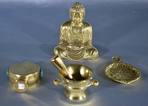 BUDA, MORTERO, CENICERO y ADORNO, cuatro piezas de bronce dorado. Alto buda: 12 cm.