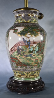 LAMPARA DE PORCELANA ORIENTAL, decoración de personajes, animales y motivos vegetales. Alto vaso: 30 cm.