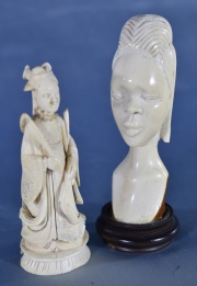 DAMA CON ATRIBUTOS y CABEZA FEMENINA, dos figuras de marfil. Alto: 9,5 y 11 cm. respectivamente.