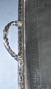 Gran bandeja Christofle de metal con monograma. Con asas. Largo: 77 cm.