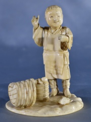VENDEDOR DE FRUTOS, talla japonesa de marfil. Deterioros y faltantes. Alto: 11,2 cm. .