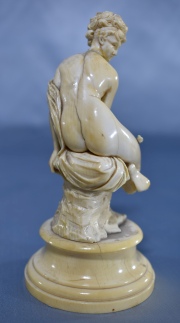 BAÑISTA, figura de marfil finamente tallado. Pequeñas roturas y restauros. Alto: 12,7 cm.