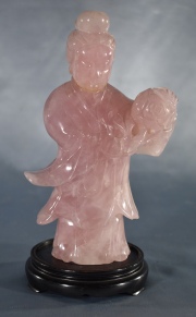 FIGURA FEMENINA CON FLOR, talla china de piedra rosada, restaurada en el cuello. Alto: 21 cm.