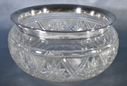 Gran ensaladera de cristal con virola de plata inglesa. Alto: 13,5 cm. Diámetro: 24 cm.  