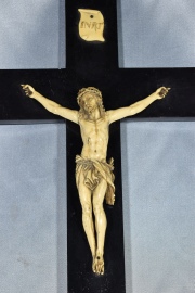 Cristo marfil, cruz de madera ebonizada. Alto: 43 cm.