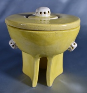 Vaso trípode con tapa, cerámica amarilla. Alto: 17 cm. Diámetro: 14,5 cm.