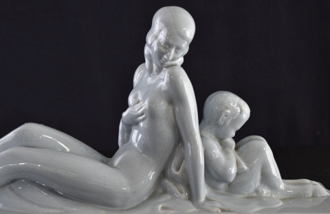 MUJER CON FAUNO, escultura de cerámica francesa Saint Clement, firmada Lemanceau. Largo: 61 cm. Alto: 28 cm. .