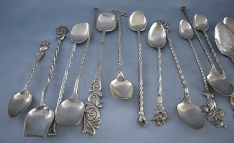 29 Cucharas de plata diferentes motivos y tamaños. 29 Piezas