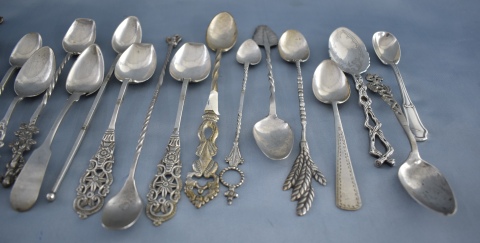 29 Cucharas de plata diferentes motivos y tamaños. 29 Piezas