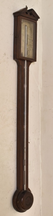Barómetro inglés de pared, firmado P. Gally. Deterioros. Fines del siglo XVIII. Alto 99 cm.