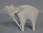 Elefante en porcelana Royal Dux. Frente: 20 cm. Alto: 15,5 cm.