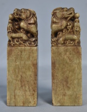 Par de aprietalibros chinos en piedra tallada. Fisuras. Alto 18 cm.