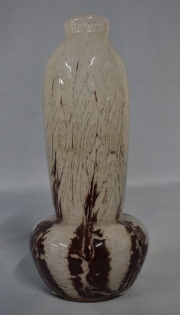 Vaso base globular con ornato en bordó y cuello alto decoración blancuzca. 24.5 cm.